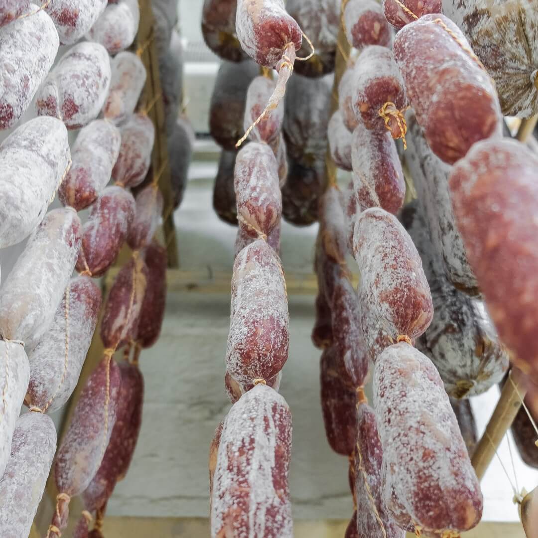 Embutidos artesanales en proceso de curado, productos elaborados por Marcos Somana, maestro charcutero y creador de La Fiambrería.